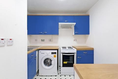 1 bedroom flat for sale, Gables Close, London, SE5