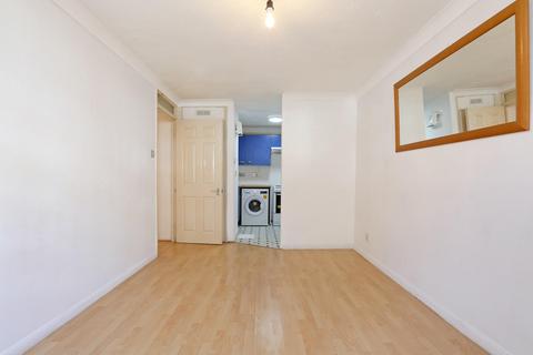 1 bedroom flat for sale, Gables Close, London, SE5