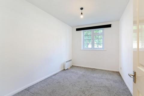 1 bedroom flat for sale, Gables Close, London, SE5