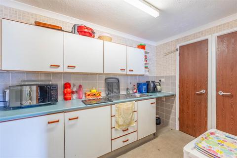 1 bedroom apartment for sale, CHALKWELL PARK DRIVE, Leigh-On-Sea