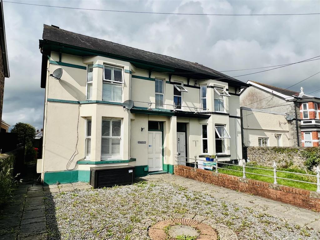 Heol Cennen, Ffairfach, Llandeilo 3 bed semidetached house for sale