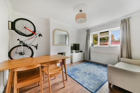 2 bedroom flat to rent, Wood Lodge