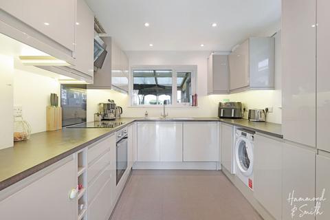 66 Shaftesbury Road, Epping, CM16 5BJ