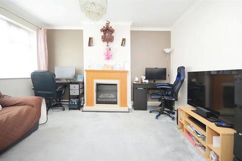3 bedroom terraced house to rent, Northwood Avenue, Hornchurch, Essex, RM12