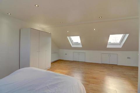 1 bedroom in a house share to rent, Loft Room North Gardens , London, SW19