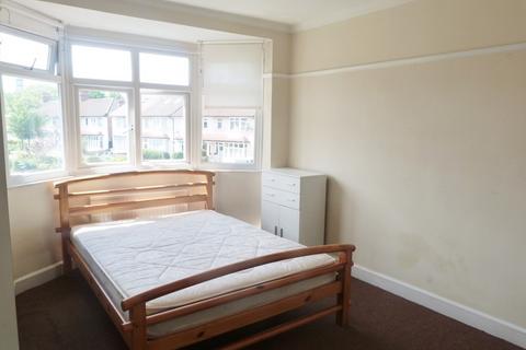 1 bedroom in a house share to rent, Front Double Room, North Gardens, London sw19