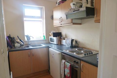 1 bedroom in a house share to rent, Front Double Room, North Gardens, London sw19