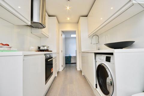 3 bedroom apartment for sale, Englewood Rd, Clapham South SW12