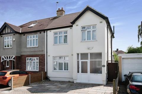 3 bedroom semi-detached house to rent, Siward Road Bromley BR2