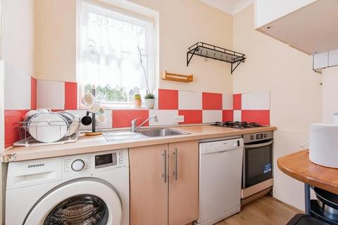 3 bedroom semi-detached house to rent, Siward Road Bromley BR2