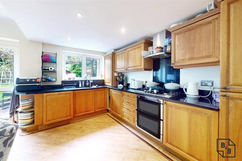 5 bedroom end of terrace house to rent, Milton Road, Caterham, CR3