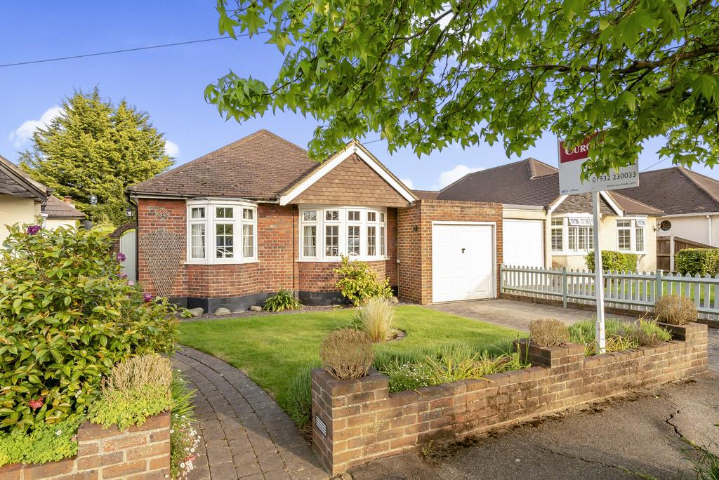 Lois Drive, Shepperton, TW17 3 bed bungalow for sale £635,000