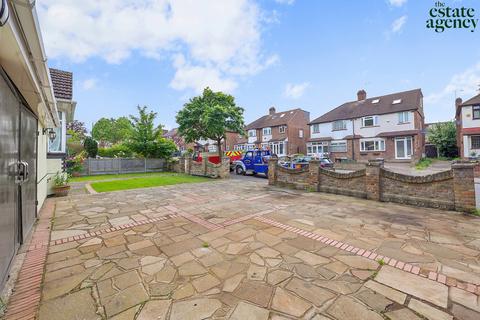 4 bedroom semi-detached bungalow for sale, The Avenue, Highams Park, E4