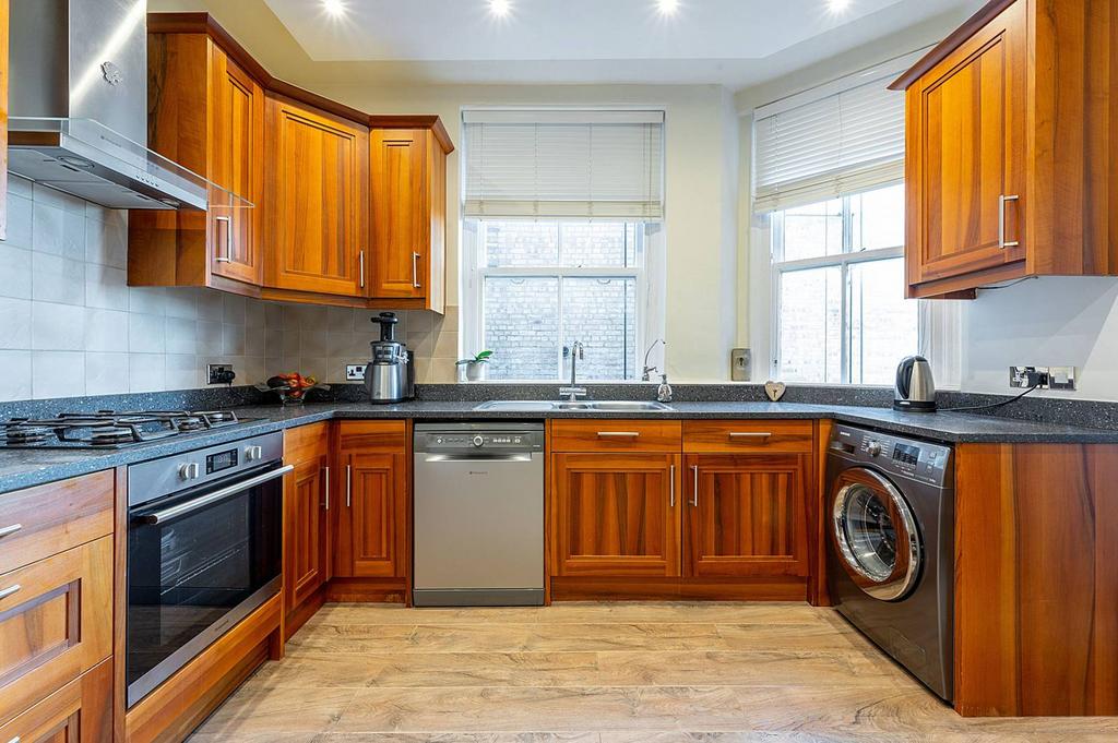 Sutton Court, Chiswick, London, W4 4 bed flat for sale £925,000