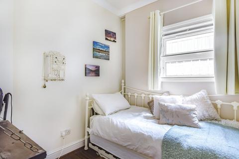 2 bedroom flat to rent, Queenstown Road Battersea SW8