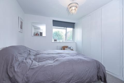 2 bedroom flat to rent, Fawcett Close London SW11