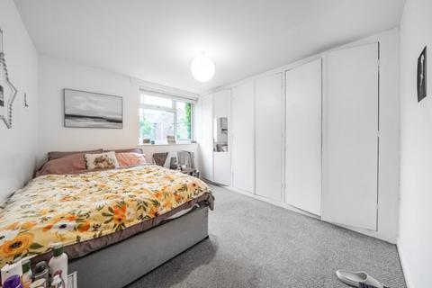 2 bedroom flat to rent, Fawcett Close London SW11