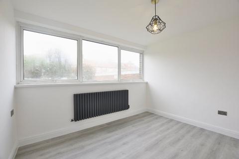 2 bedroom flat to rent, Staines Road, Ilford, IG1