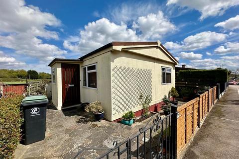 3 bedroom mobile home for sale, Lippitts Hill, Loughton