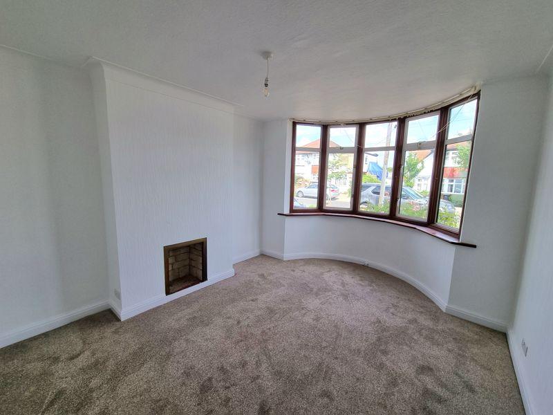 Brockenhurst Avenue, Worcester Park 3 bed semidetached house to rent