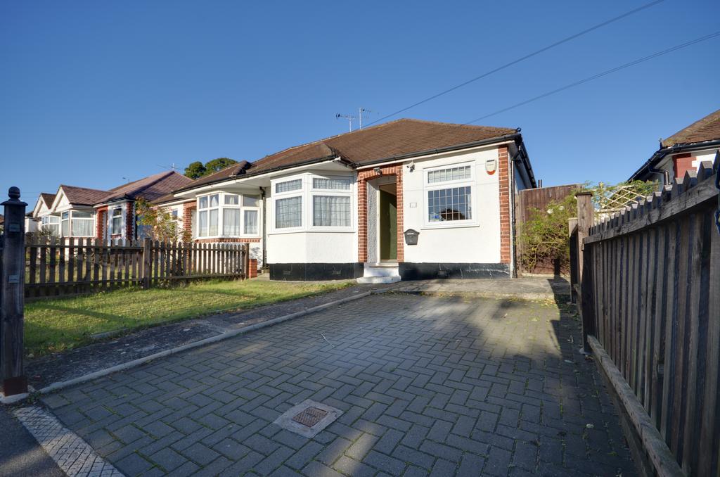 Mount Park Road, Pinner, HA5 2JS 2 bed bungalow £1,850 pcm (£427 pw)