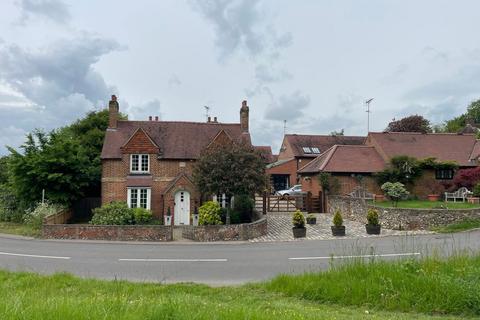 4 bedroom detached house to rent, Common Road, Chorleywood, Rickmansworth, WD3 5LP