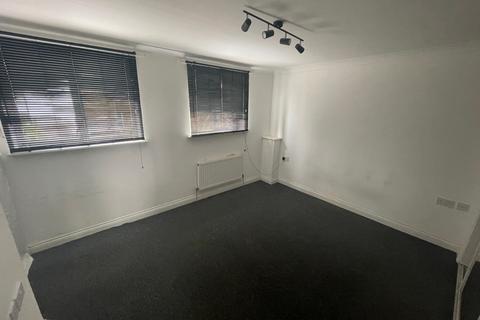 2 bedroom end of terrace house to rent, Close To Train Station