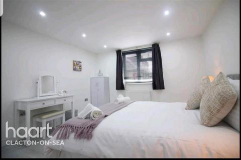 3 bedroom flat to rent, Rosemary Road