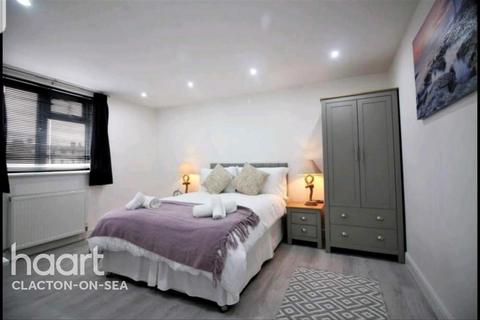 3 bedroom flat to rent, Rosemary Road