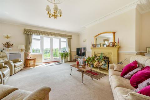 Flat 5, The Pavilion Eyhurst Park, Kingswood, Tadworth, KT20 6JP