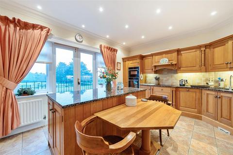 Flat 5, The Pavilion Eyhurst Park, Kingswood, Tadworth, KT20 6JP