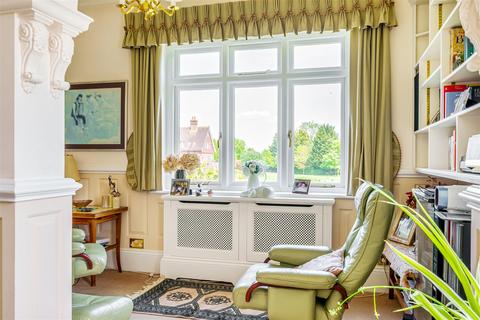 Flat 5, The Pavilion Eyhurst Park, Kingswood, Tadworth, KT20 6JP