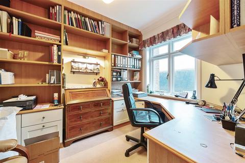Flat 5, The Pavilion Eyhurst Park, Kingswood, Tadworth, KT20 6JP