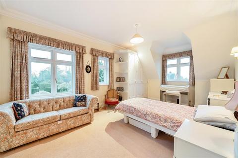 Flat 5, The Pavilion Eyhurst Park, Kingswood, Tadworth, KT20 6JP