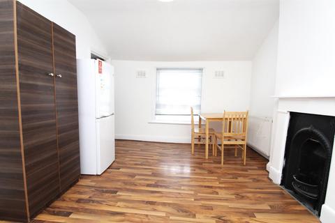 Studio to rent, Lausanne Road, Hornsey N8