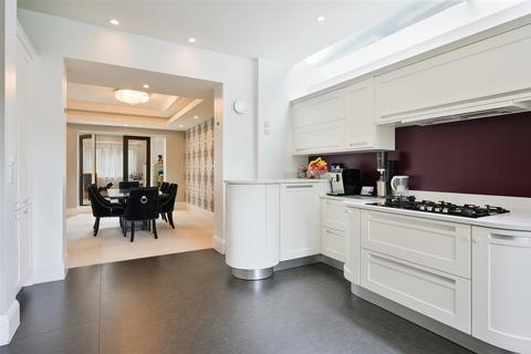 57 Green Curve, Banstead, SM7 1NS