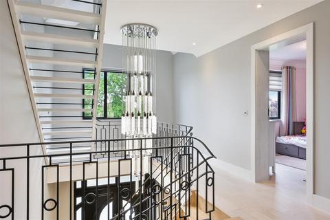 57 Green Curve, Banstead, SM7 1NS