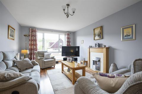 25 Bickram Crescent, Comrie, Dunfermline, KY12 9XL
