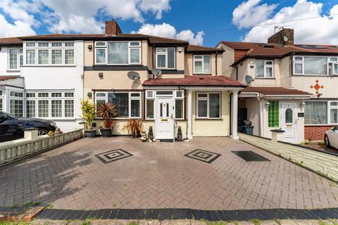 4 bedroom semi-detached house to rent, Hadley Gardens, Southall UB2