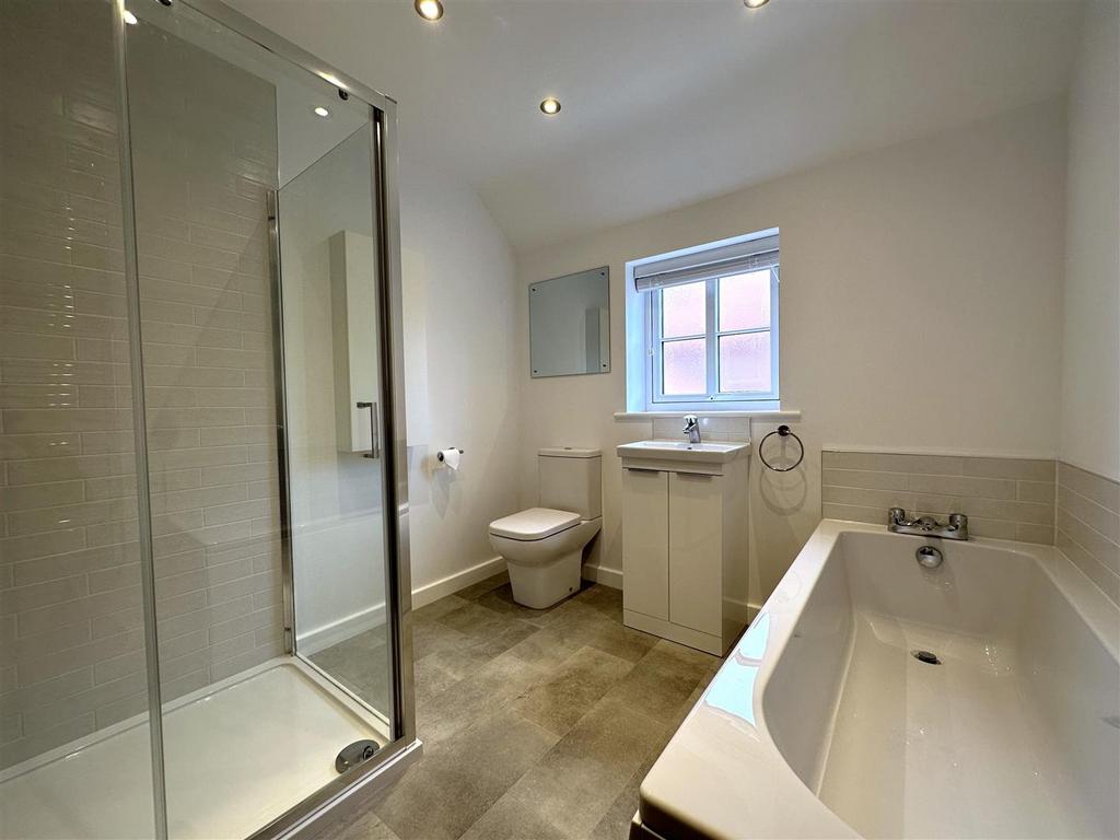 Four-Piece Family Bathroom 915
