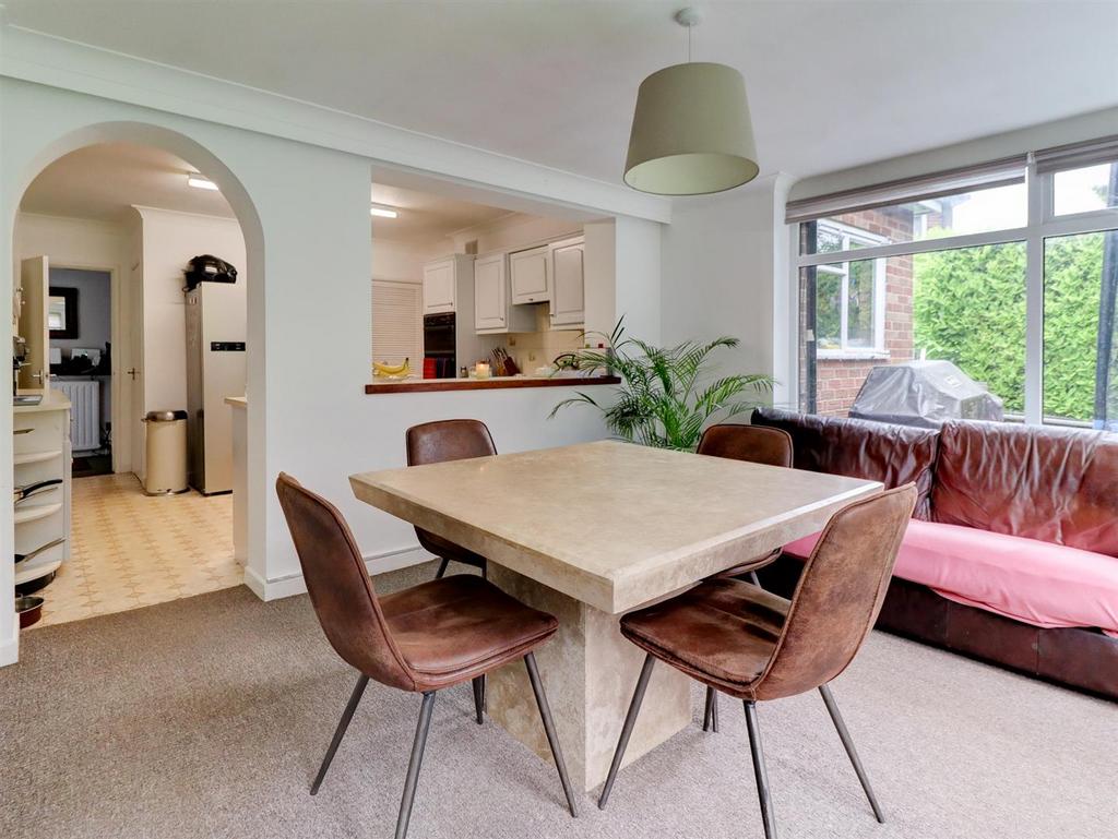 12 Stoneleigh Close, Stoneleigh 3 bed detached house to rent £1,495