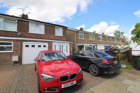 3 bedroom house to rent, Saunders Close, Crawley