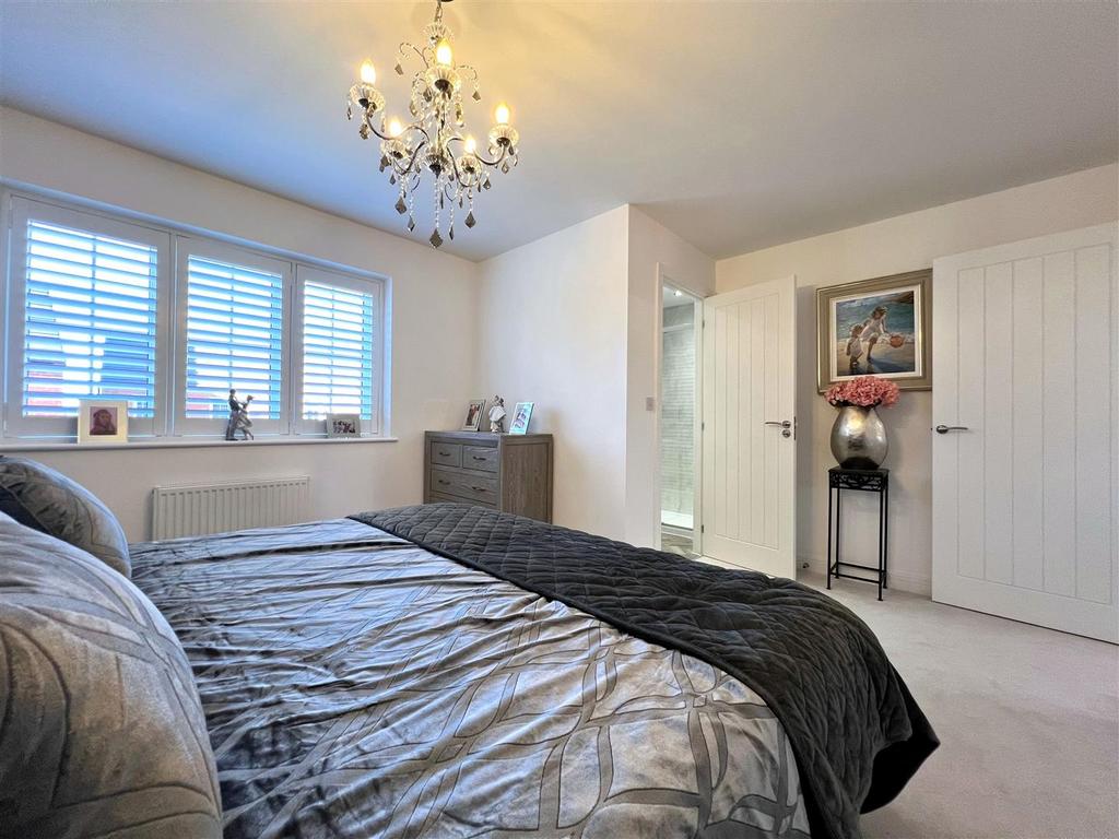 Bed 1 towards ensuite.jpg