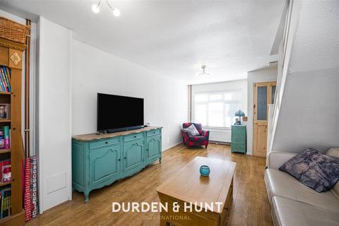 77 Copperfields Way, Romford, RM3 0XE