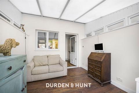 77 Copperfields Way, Romford, RM3 0XE