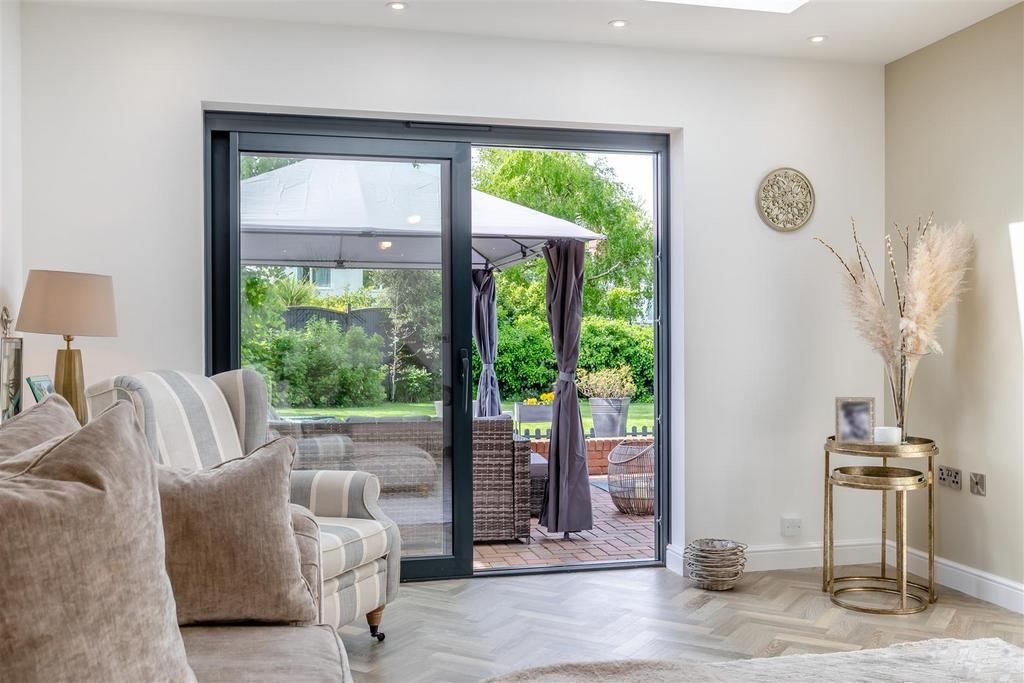 8596397-interior31.JPG