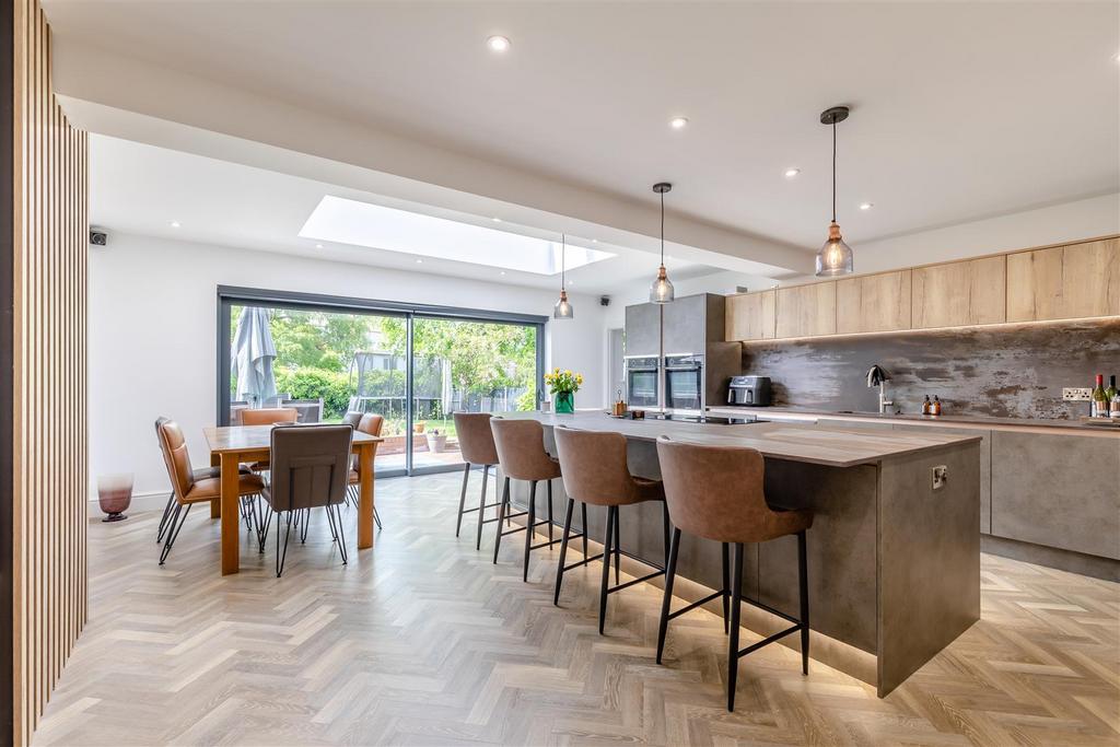 8596397-interior35.JPG