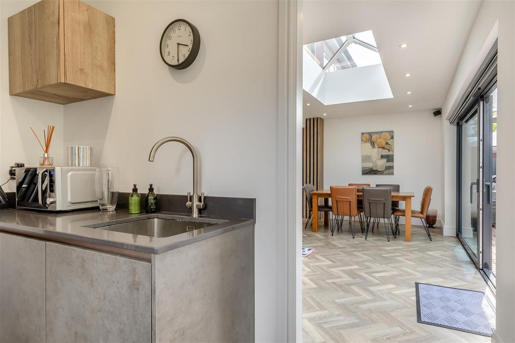 8596397-interior42.JPG