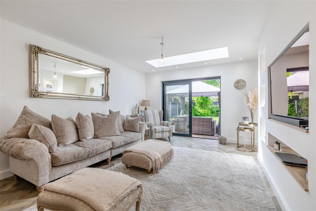 8596397-interior28.JPG