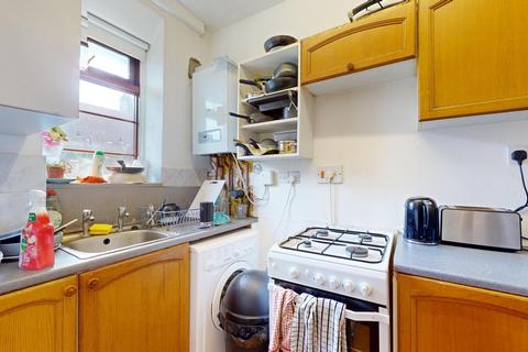 4 bedroom flat to rent, Poynders Gardens